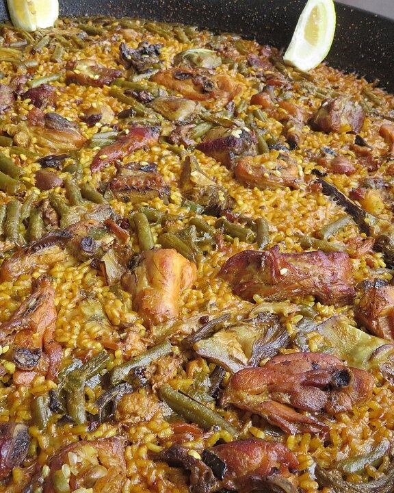Paella valenciana recién hecha a la leña